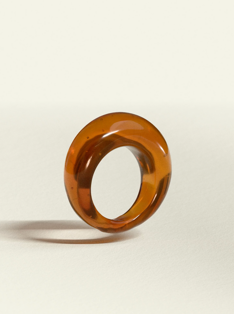 Agnes Ring, Amber