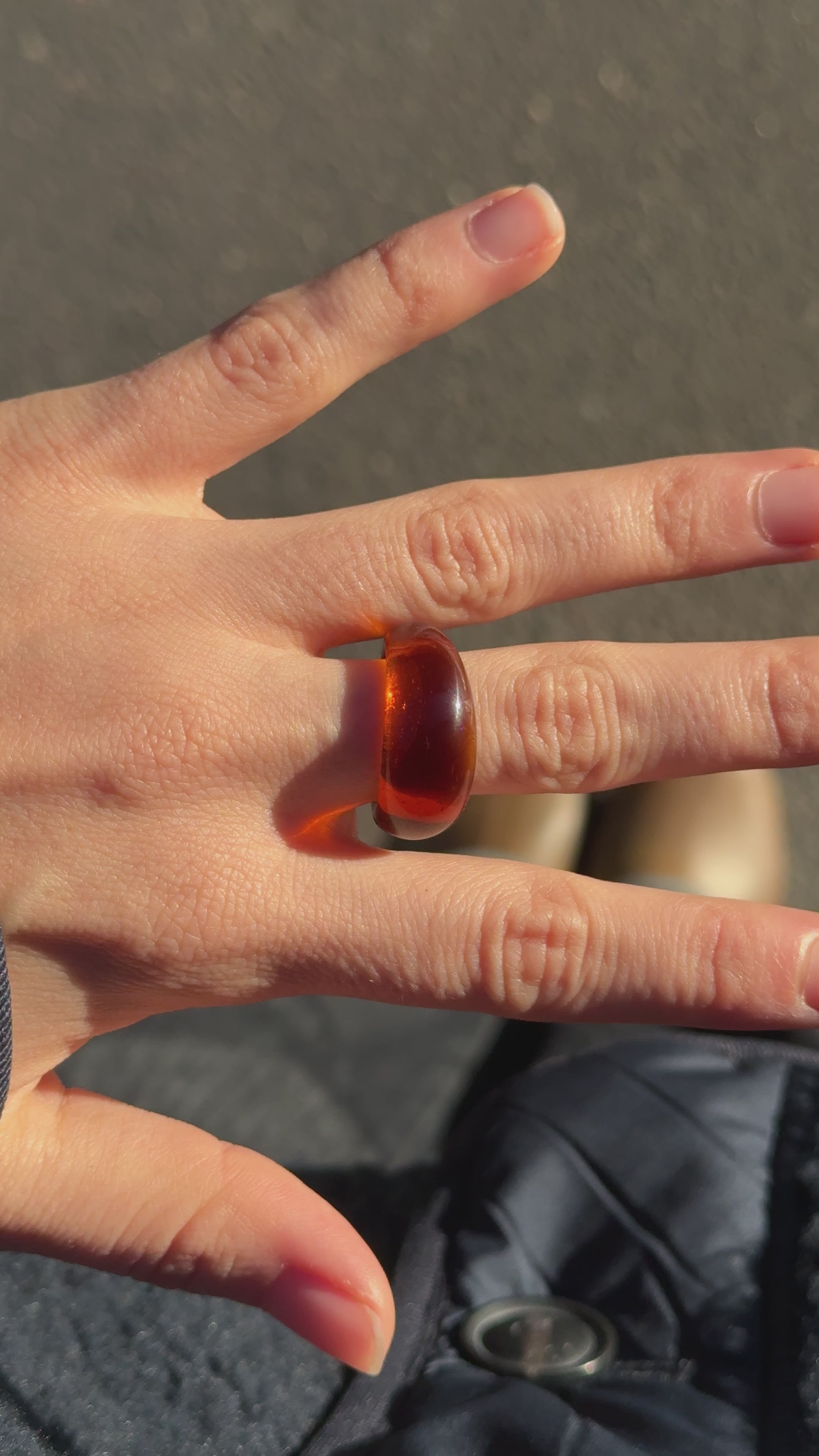 Agnes Ring, Amber